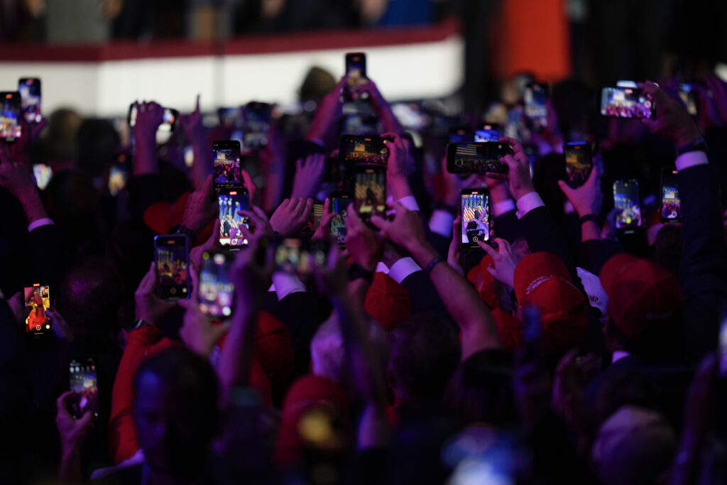 Eκλογές ΗΠΑ: Ενθουσιασμός και απογοήτευση στις πρώτες αντιδράσεις για τη νίκη Τραμπ