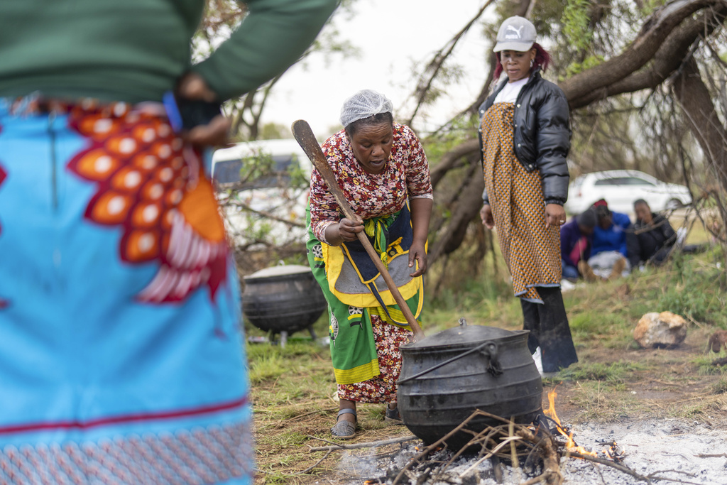 Νότια Αφρική: Η αστυνομία αποκλείει σε υπόγειες στοές παράνομους μεταλλωρύχους με σκοπό να τους εξαναγκάσει να βγουν στην επιφάνεια