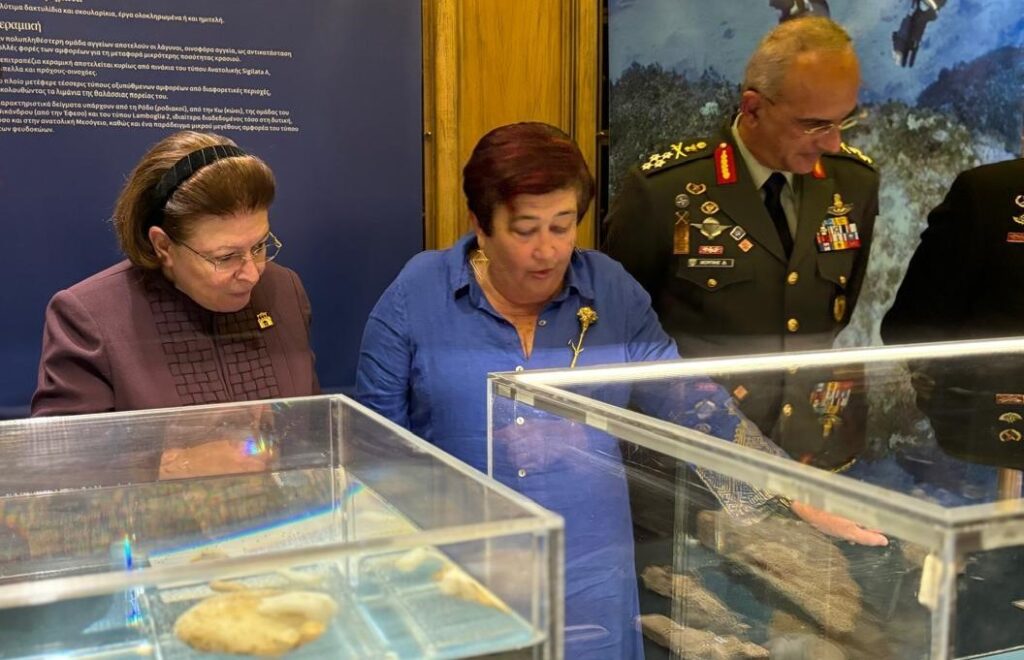 Εγκαίνια έκθεσης «Επιστροφή στα Αντικύθηρα» -Μενδώνη: Το 2026 ολοκληρωμένο το Εθνικό Μουσείο Εναλίων Αρχαιοτήτων 2 Εγκαίνια έκθεσης «Επιστροφή στα Αντικύθηρα» -Μενδώνη: Το 2026 ολοκληρωμένο το Εθνικό Μουσείο Εναλίων Αρχαιοτήτων