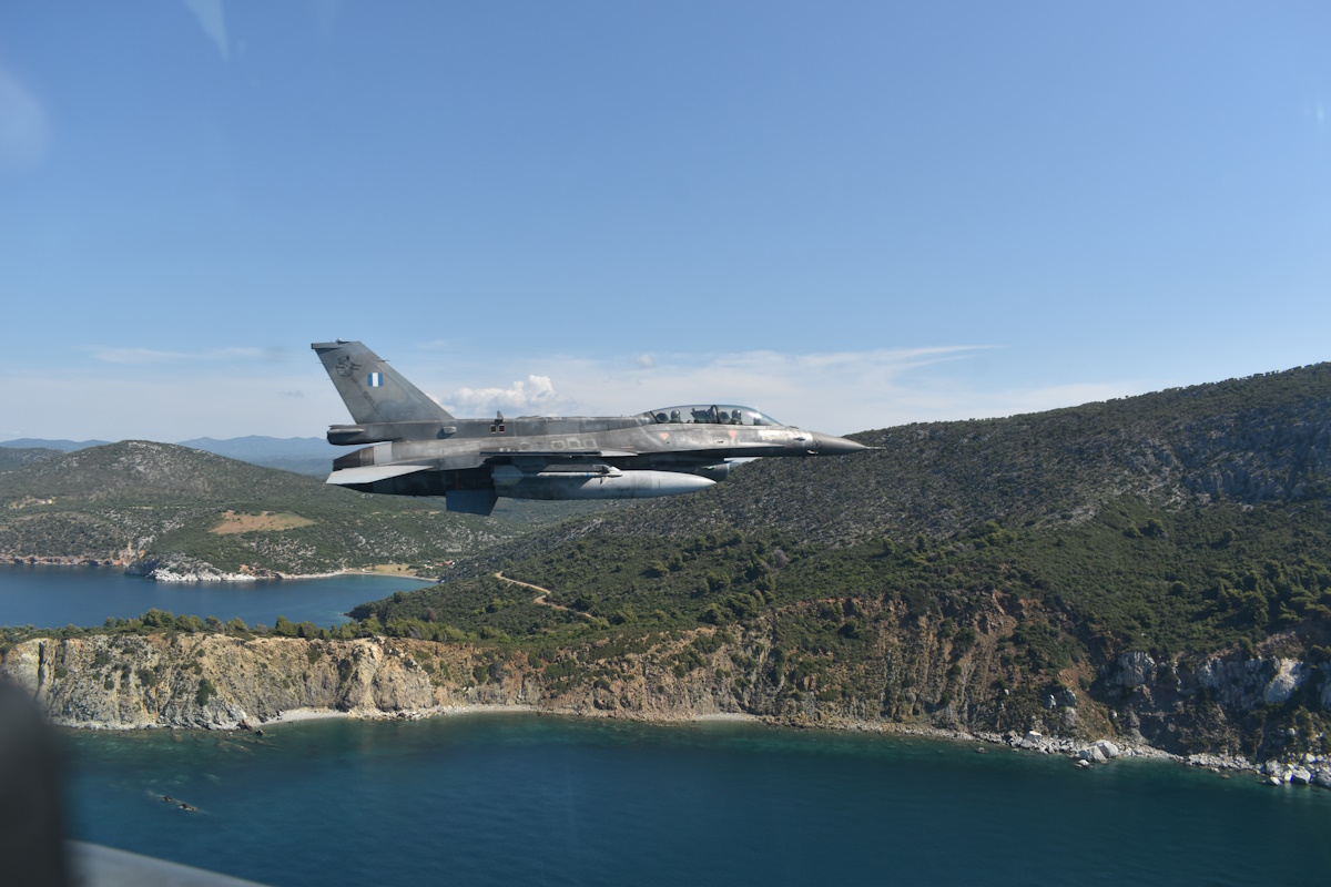 Πολεμική Αεροπορία: Οι δύο έξυπνες λύσεις για τον εκσυγχρονισμό των μαχητικών αεροσκαφών F-16 Block 30