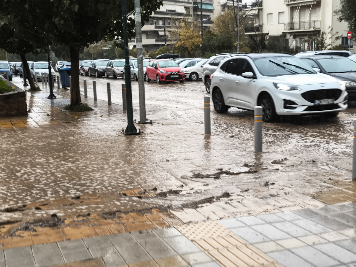 «Επιμένουν» οι βροχές και οι καταιγίδες σε όλη τη χώρα το Σάββατο – Που θα χιονίσει