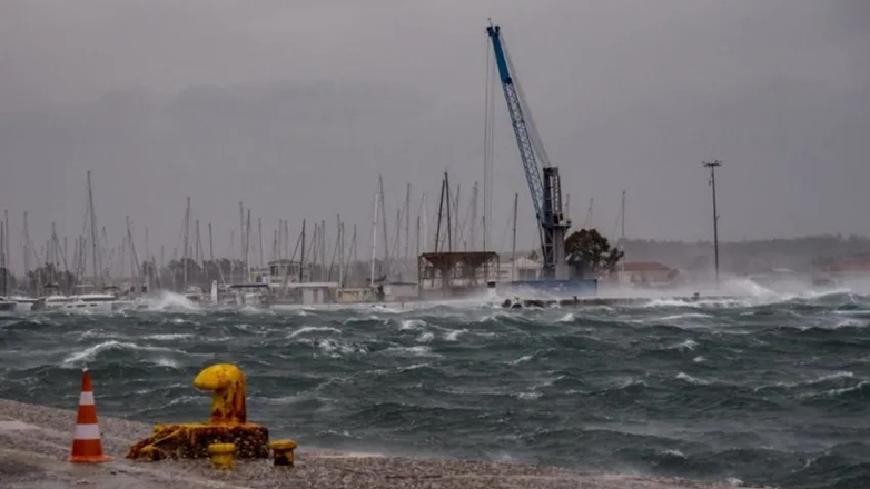 Δυνατοί άνεμοι στο Ιόνιο συγκράτησαν τα πλοία στο λιμάνι της Κυλλήνης