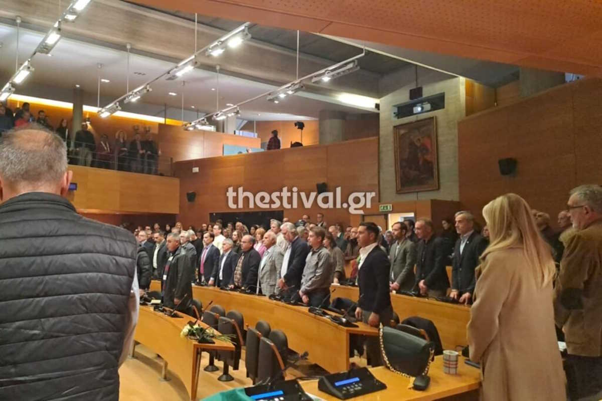Ενός λεπτού σιγή και εννέα λευκά τριαντάφυλλα από το δημοτικό συμβούλιο Θεσσαλονίκης στη μνήμη του Γιάννη Μπουτάρη 8 Ενός λεπτού σιγή και εννέα λευκά τριαντάφυλλα από το δημοτικό συμβούλιο Θεσσαλονίκης στη μνήμη του Γιάννη Μπουτάρη