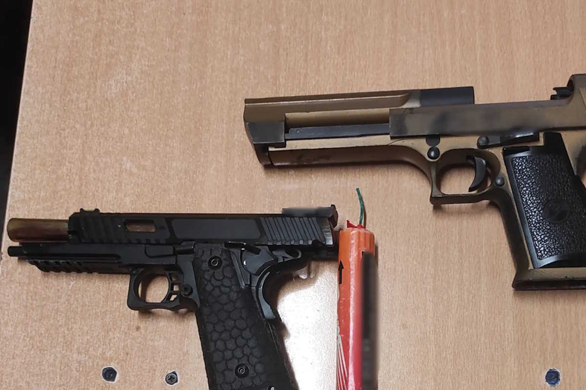 Οδηγός στο Αιγάλεω είχε στο όχημά του αεροβόλα όπλα, γεμιστήρες και καπνογόνα