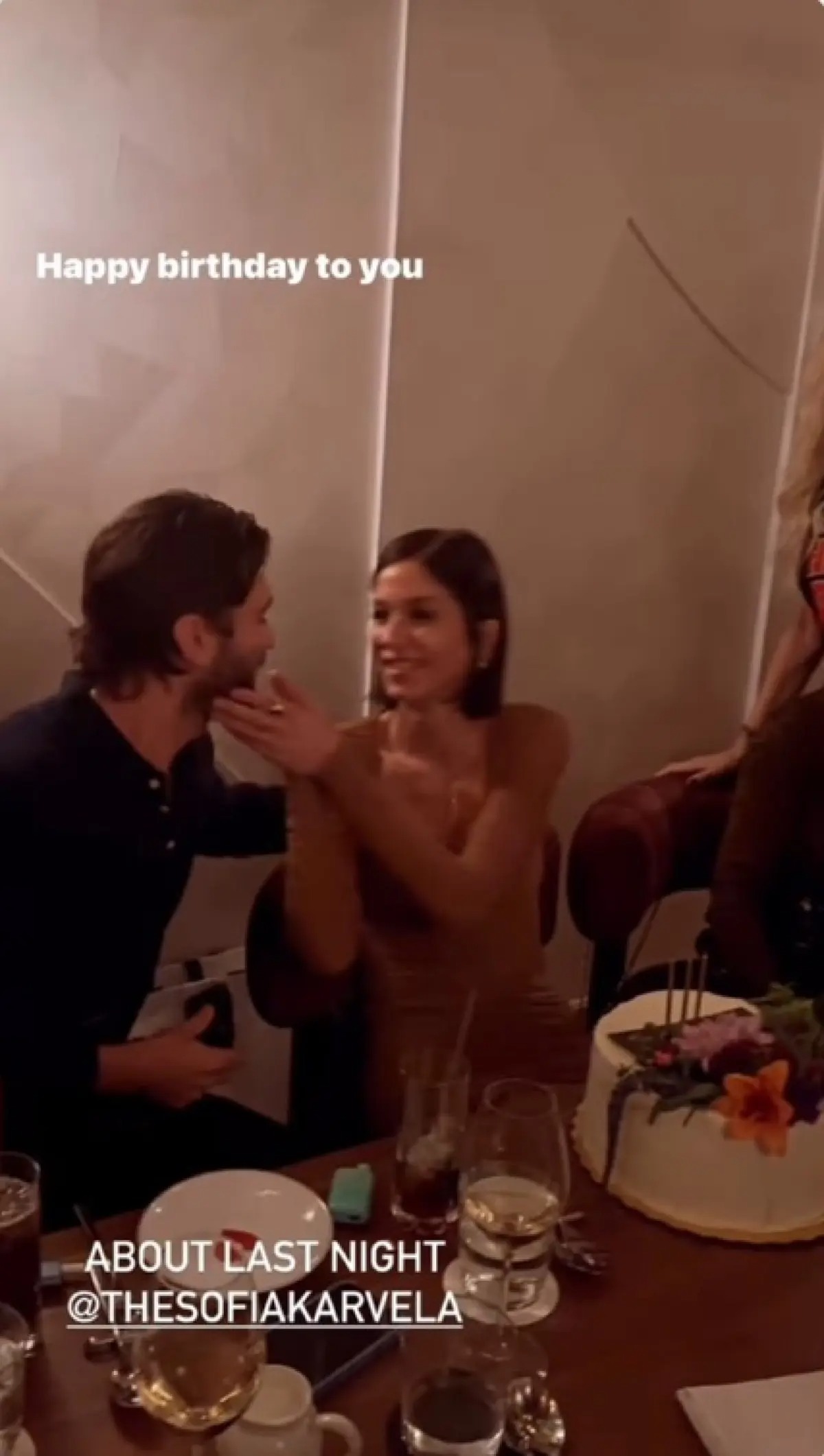 Σοφία Καρβέλα: Τα γενέθλια της κόρης της Άννας Βίσση και του Νίκου Καρβέλα! Το φιλί και οι τρυφερές στιγμές με γοητευτικό άνδρα