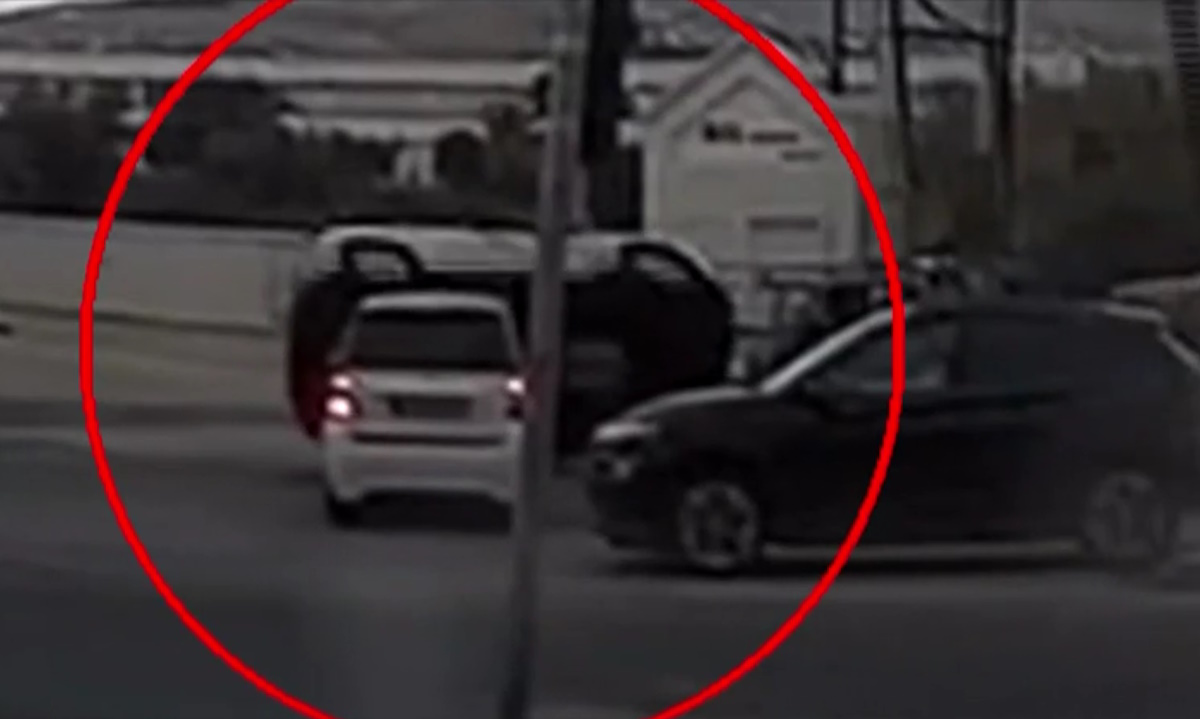 Η στιγμή που αυτοκίνητο με επιβάτες δύο παιδιά αναποδογύρισε μετά από τροχαίο στα Σπάτα – Δείτε βίντεο