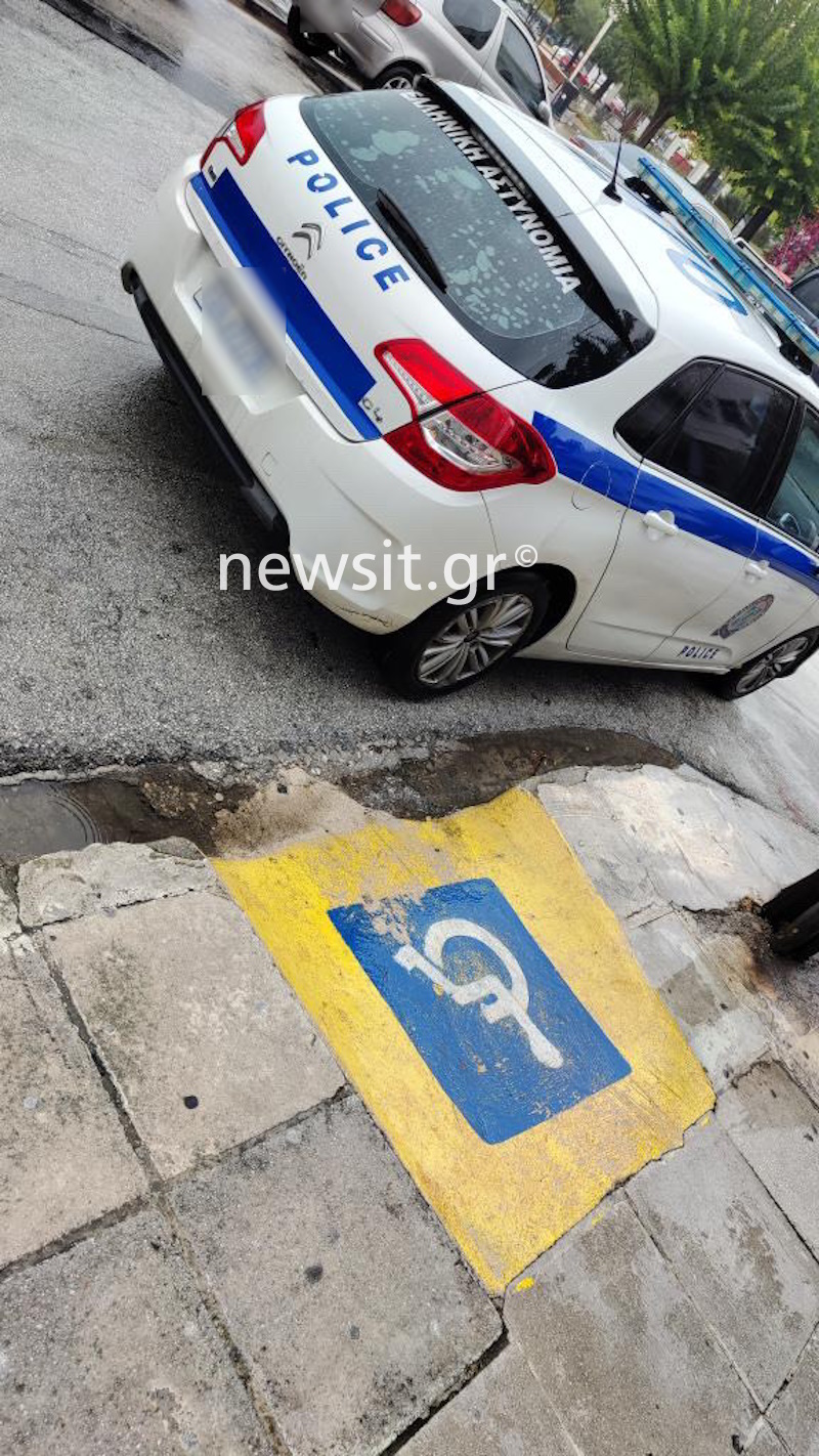 Περιπολικό στην Κόρινθο είχε σταθμεύσει πάνω στη ράμπα αναπήρων – Τι καταγγέλλει κάτοικος 7 Περιπολικό στην Κόρινθο είχε σταθμεύσει πάνω στη ράμπα αναπήρων – Τι καταγγέλλει κάτοικος