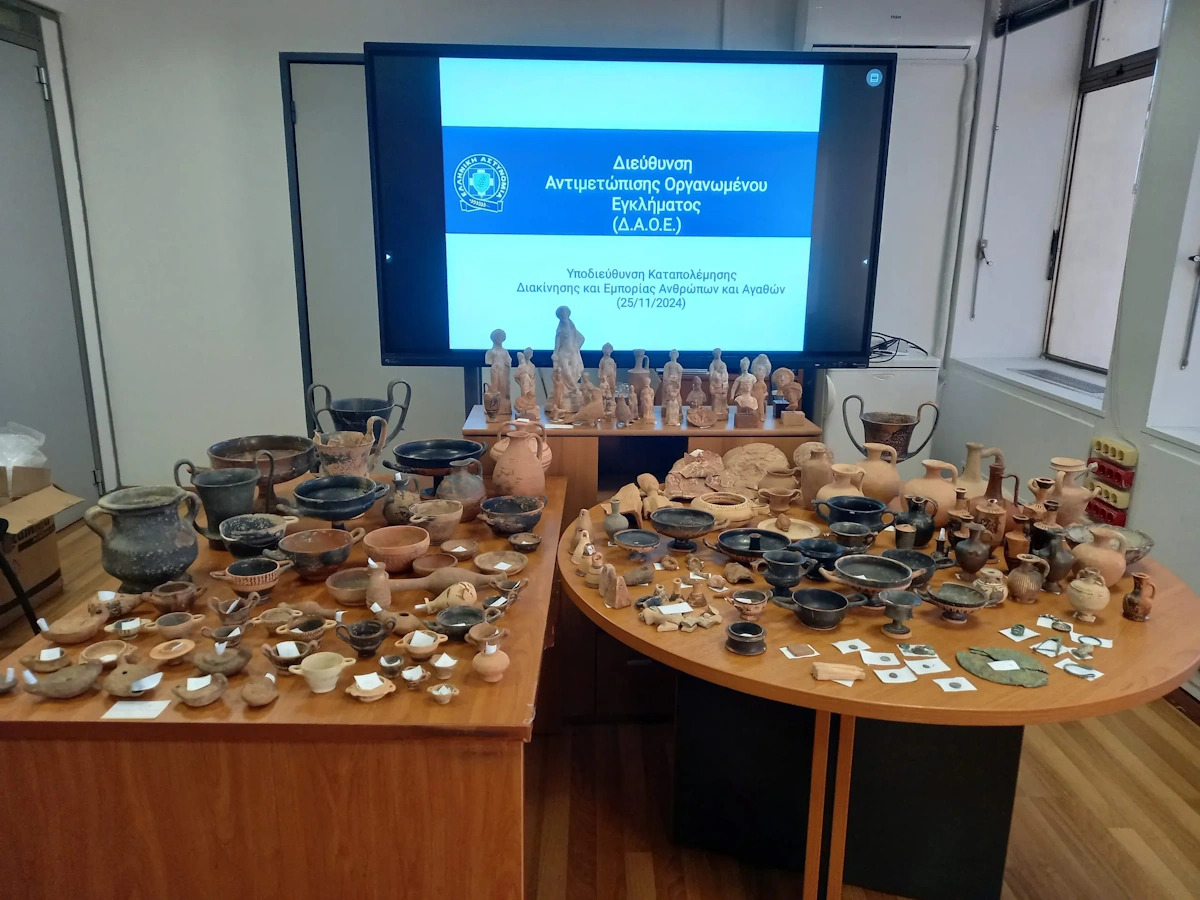 Ένα πλήρες μουσείο είχαν φυλαγμένο δύο αρχαιοκάπηλοι σε 3 διαμερίσματα στον Άλιμο – Εντοπίστηκαν 172 αρχαία αντικείμενα