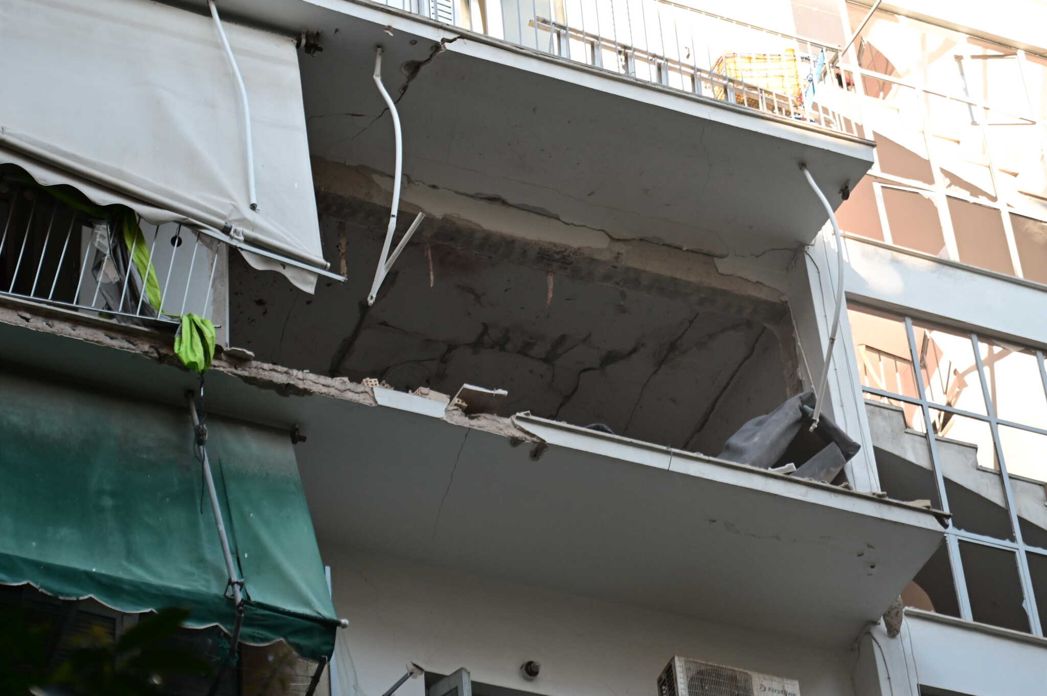 Πέντε κιλά εκρηκτικής ύλης εξερράγησαν στη «γιάφκα» των Αμπελοκήπων – Στο «μικροσκόπιο» οι σημειώσεις και τα σχεδιαγράμματα