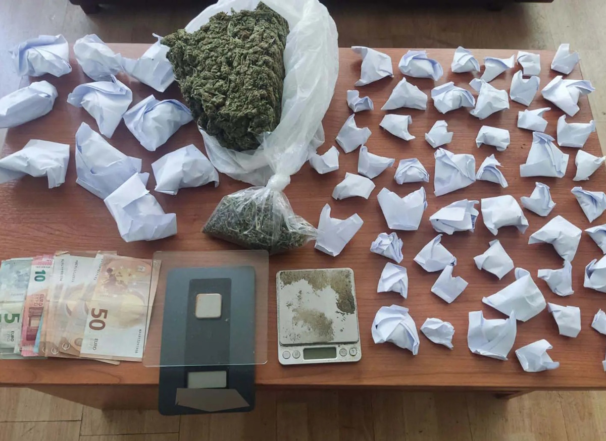 Ευρεία επιχείρηση της αστυνομίας στη δυτική Αττική: 13 συλλήψεις για ναρκωτικά, όπλα και απομιμήσεις