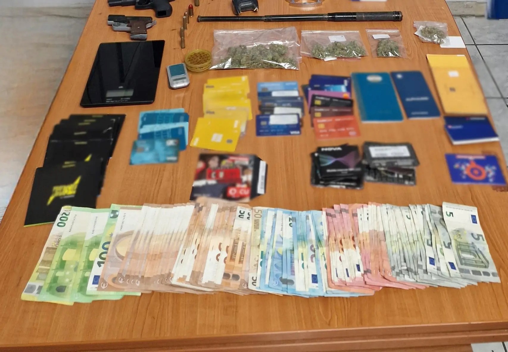 Σπείρα με πολλά μέλη απέσπασε σχεδόν 3 εκατ. ευρώ από τηλεφωνικές απάτες – Προσποιούνταν τους λογιστές και πωλούσαν ανύπαρκτα οχήματα