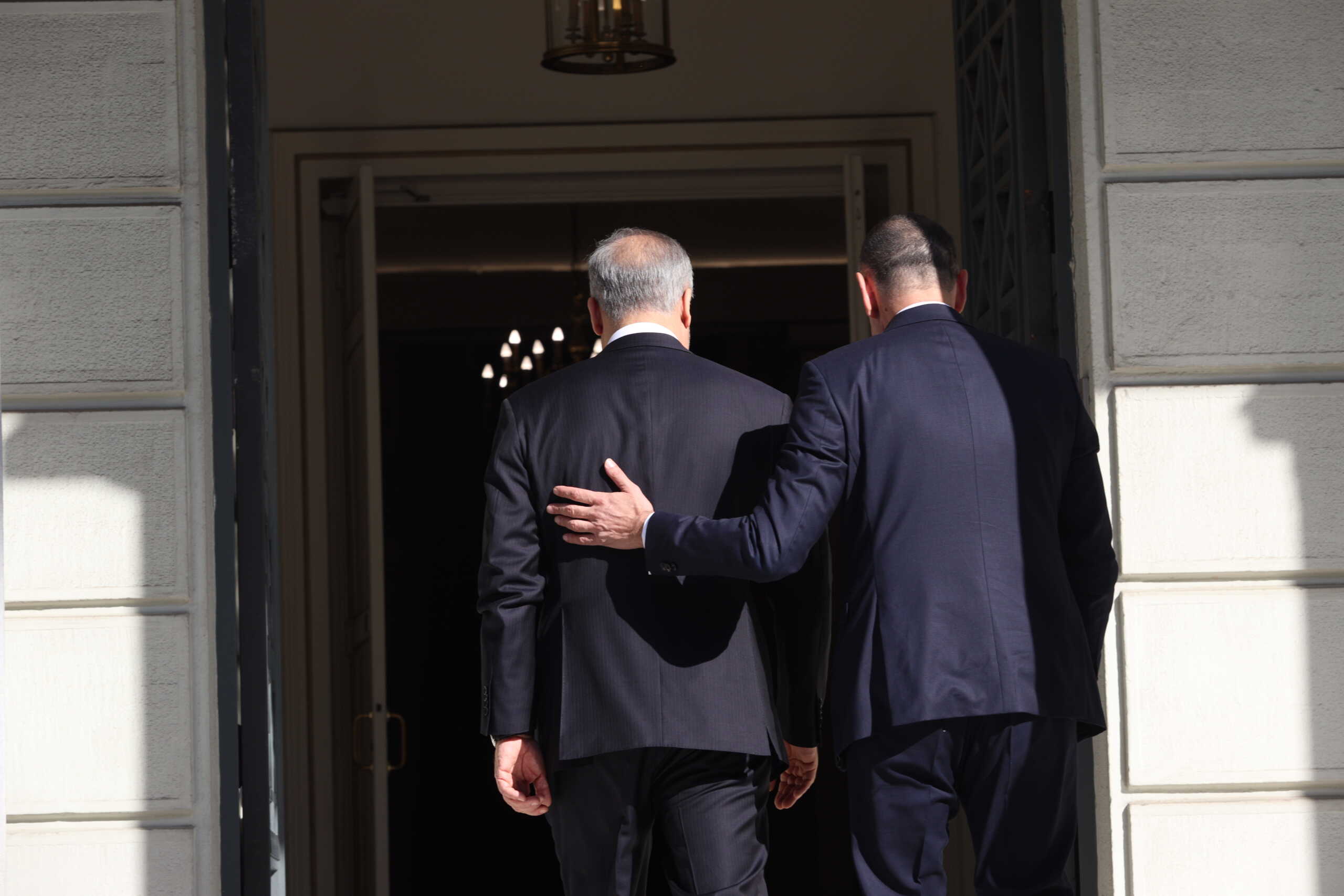 Στο ΥΠΕΞ ο Χακάν Φιντάν για τη συνάντηση με τον Γιώργο Γεραπετρίτη – Η θερμή χειραψία και η ατζέντα