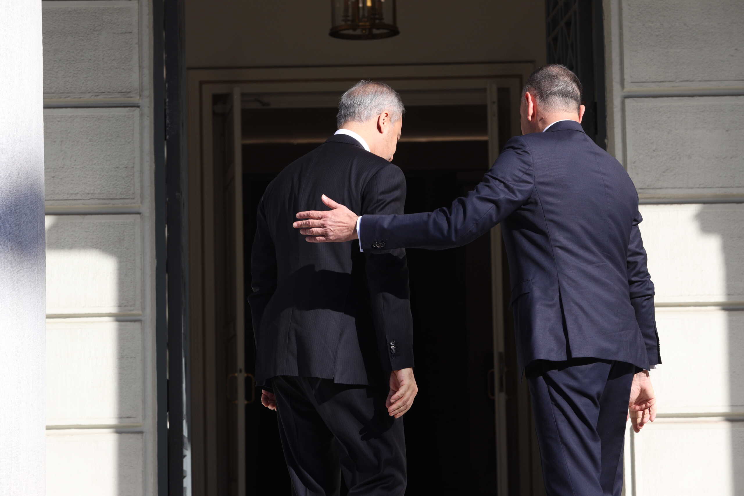 Στο ΥΠΕΞ ο Χακάν Φιντάν για τη συνάντηση με τον Γιώργο Γεραπετρίτη – Η θερμή χειραψία και η ατζέντα
