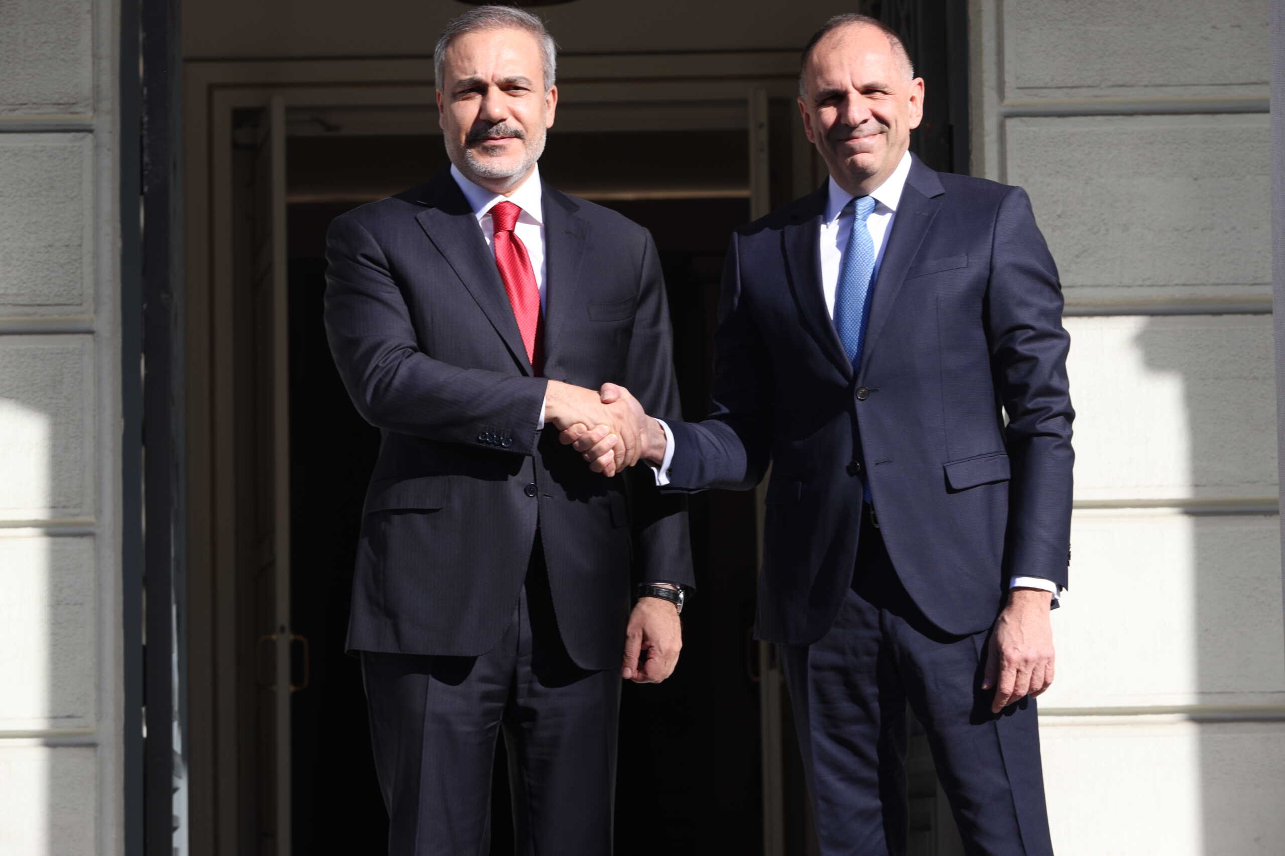 Στο ΥΠΕΞ ο Χακάν Φιντάν για τη συνάντηση με τον Γιώργο Γεραπετρίτη – Η θερμή χειραψία και η ατζέντα