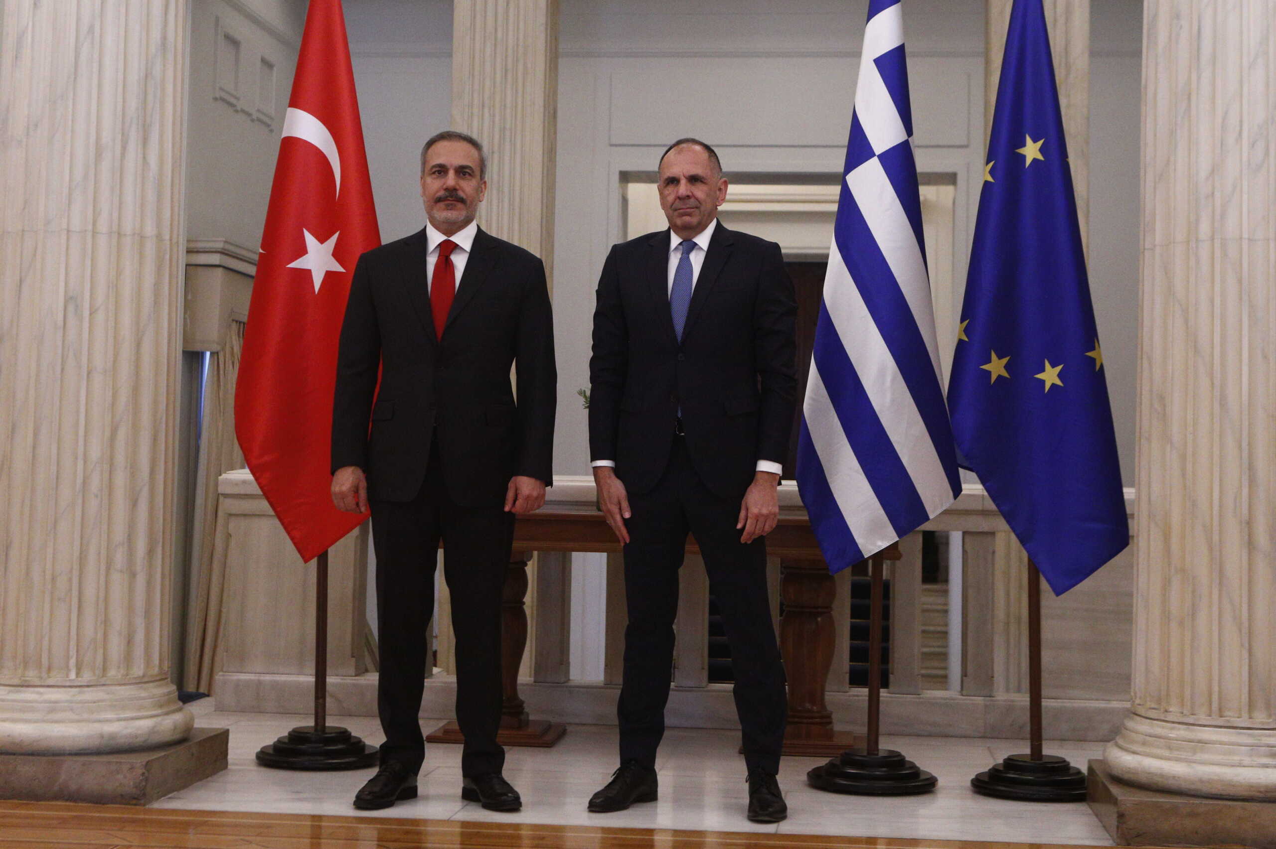 Στο ΥΠΕΞ ο Χακάν Φιντάν για τη συνάντηση με τον Γιώργο Γεραπετρίτη – Η θερμή χειραψία και η ατζέντα
