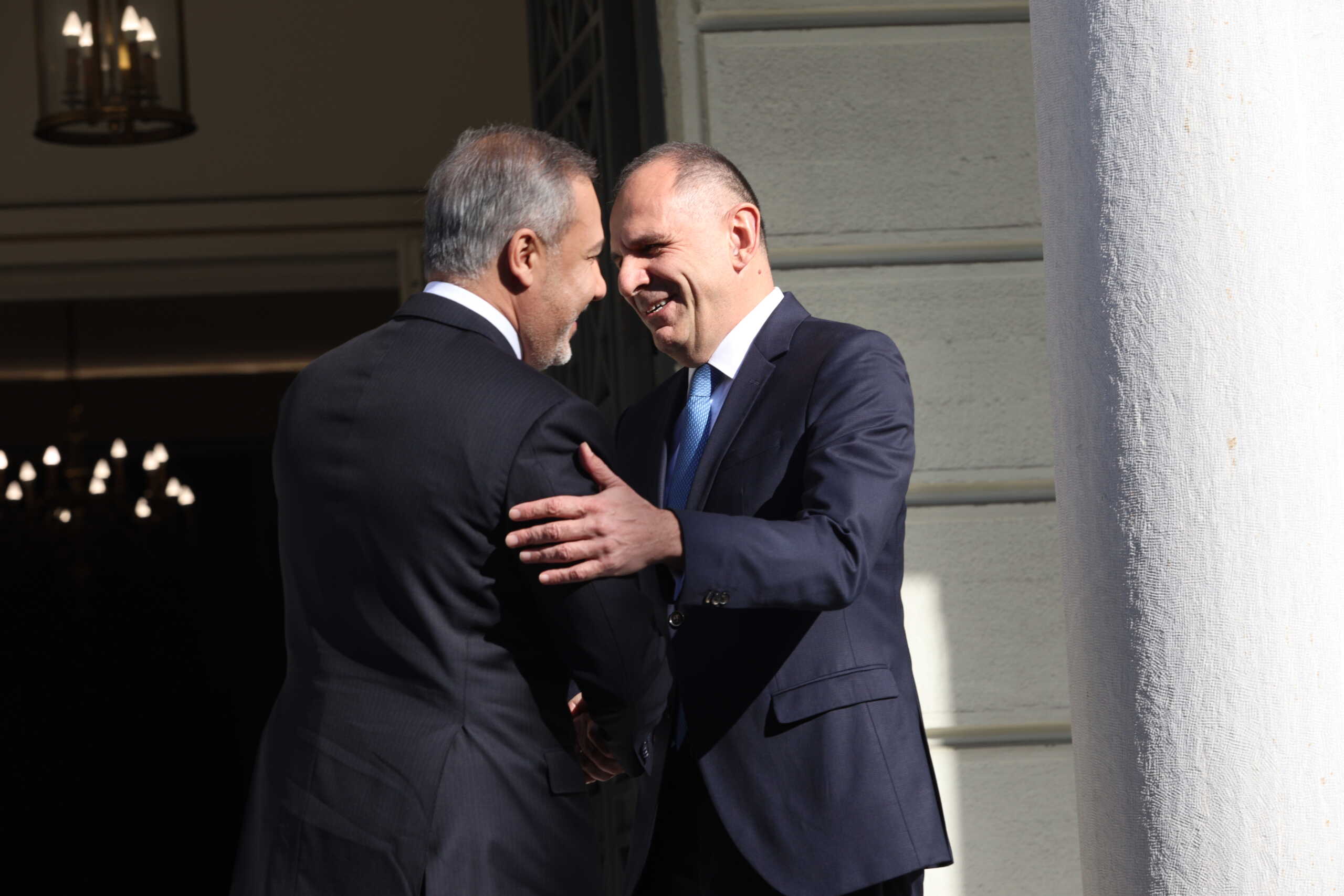 Στο ΥΠΕΞ ο Χακάν Φιντάν για τη συνάντηση με τον Γιώργο Γεραπετρίτη – Η θερμή χειραψία και η ατζέντα