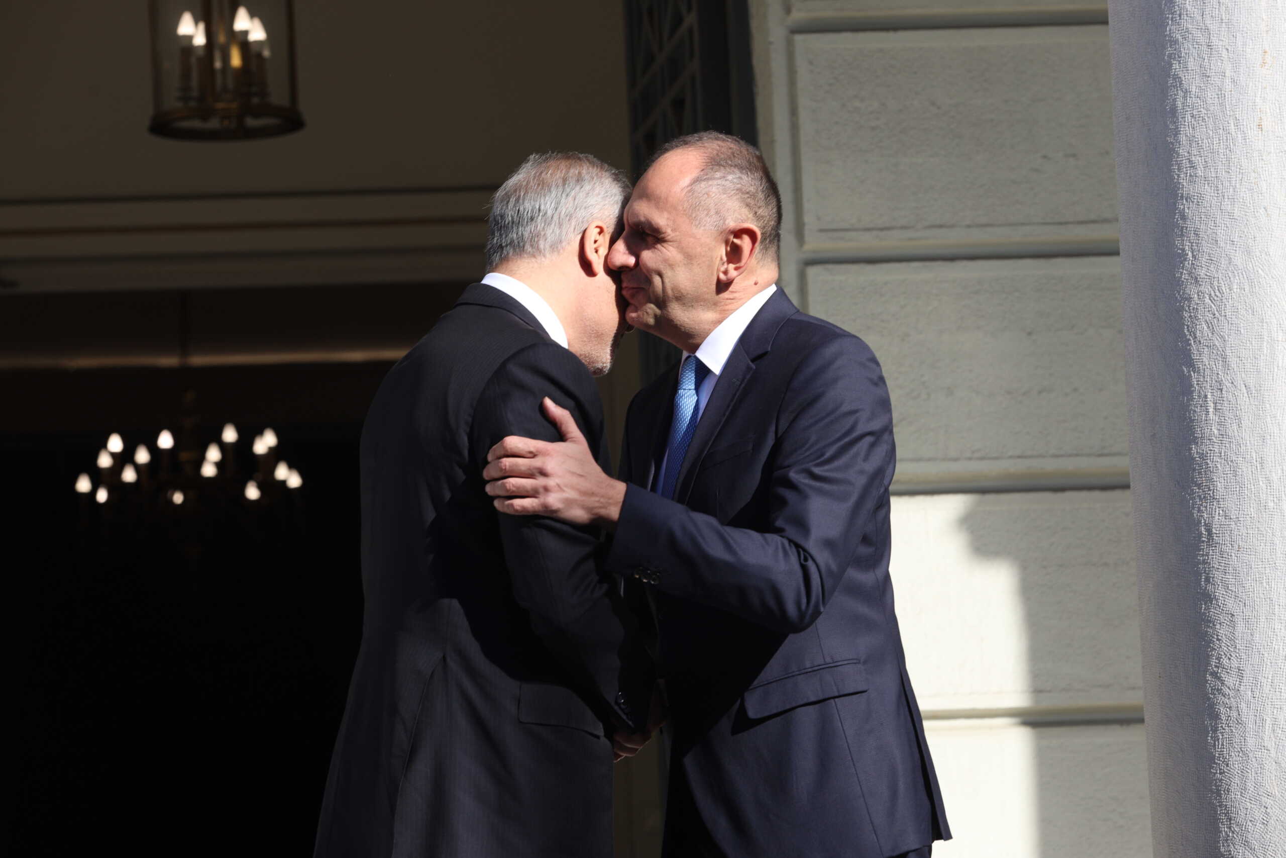 Στο ΥΠΕΞ ο Χακάν Φιντάν για τη συνάντηση με τον Γιώργο Γεραπετρίτη – Η θερμή χειραψία και η ατζέντα