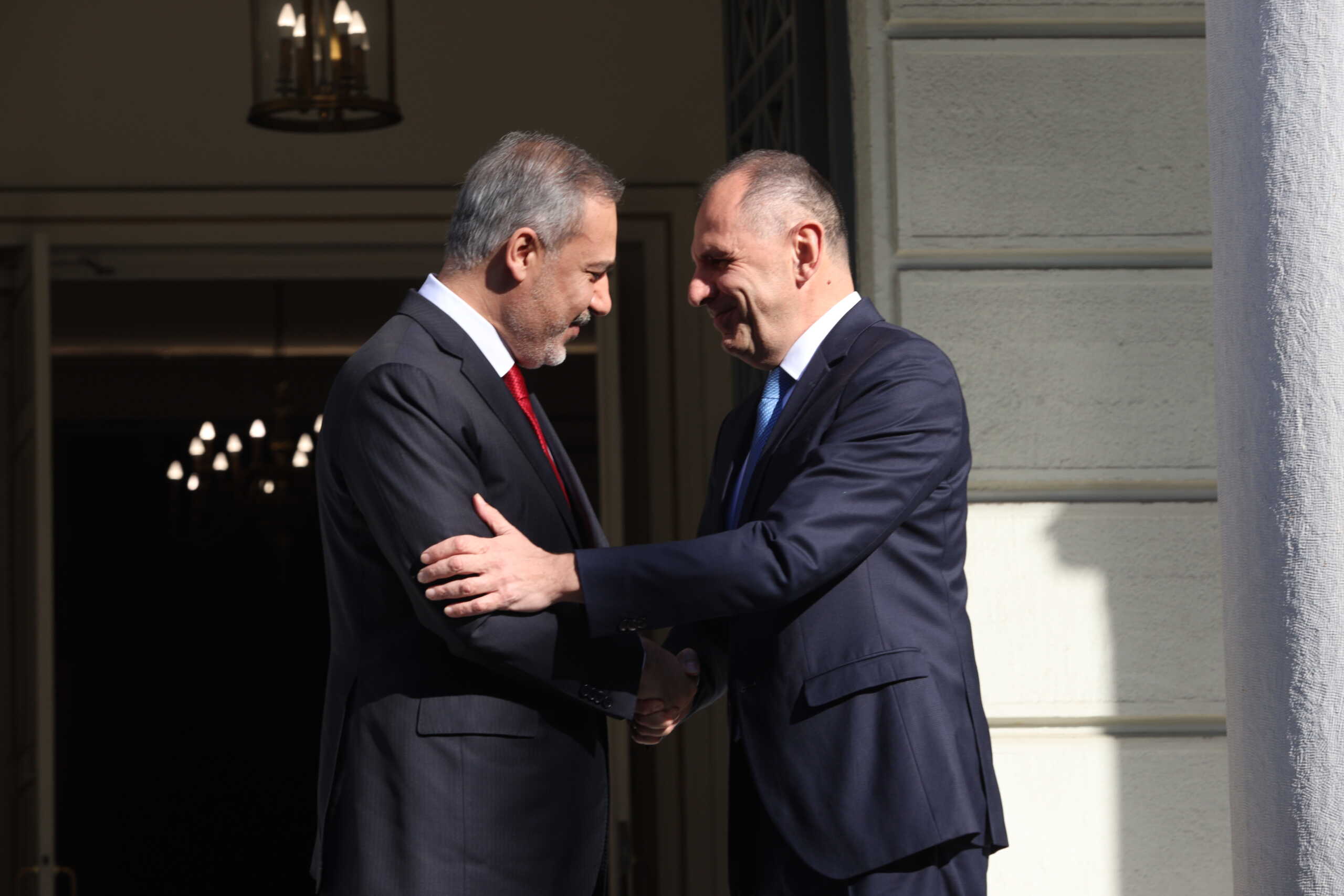Στο ΥΠΕΞ ο Χακάν Φιντάν για τη συνάντηση με τον Γιώργο Γεραπετρίτη – Η θερμή χειραψία και η ατζέντα