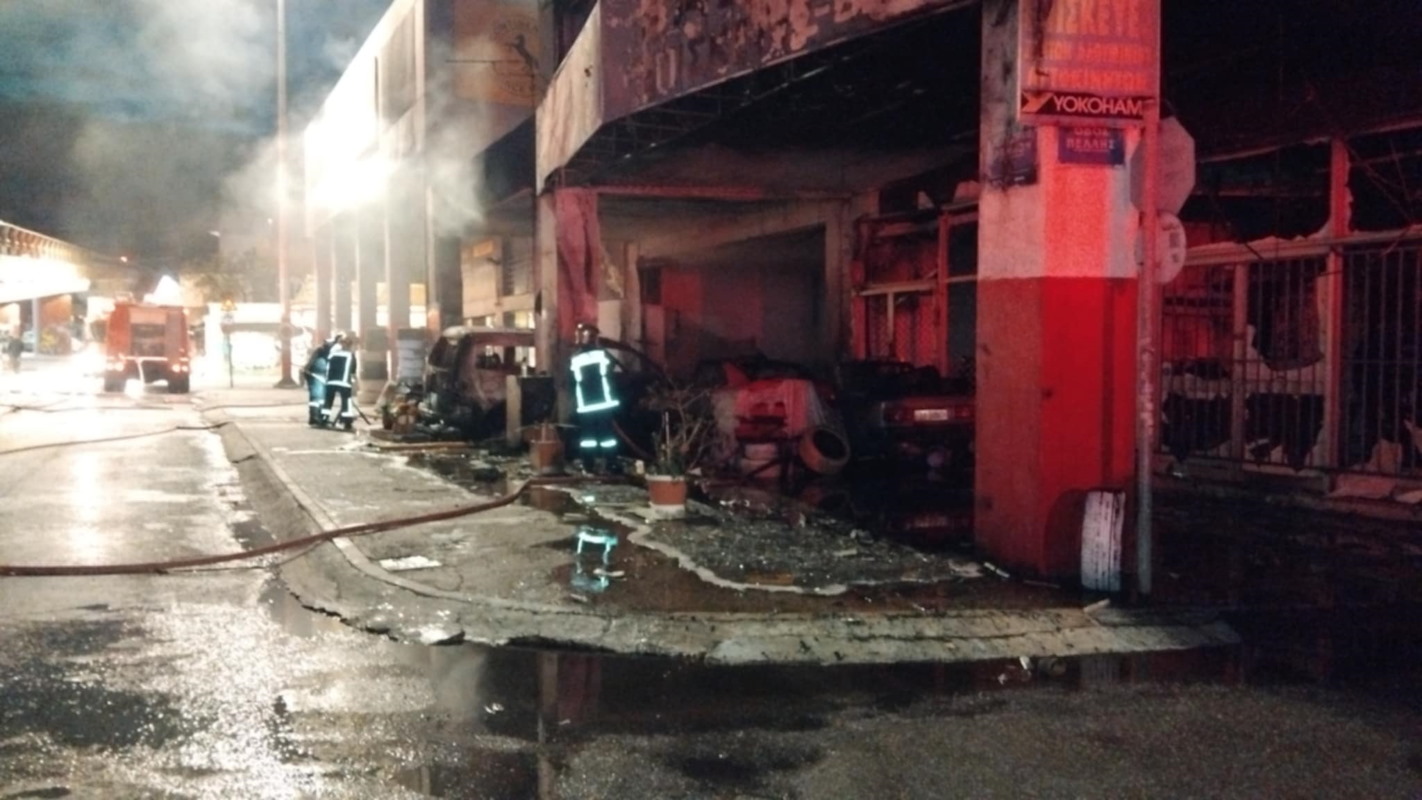Πυρκαγιά σε βυτιοφόρο στην εθνική οδό Θεσσαλονίκης – Σερρών: Αποκλεισμένος ο δρόμος και στα δύο ρεύματα
