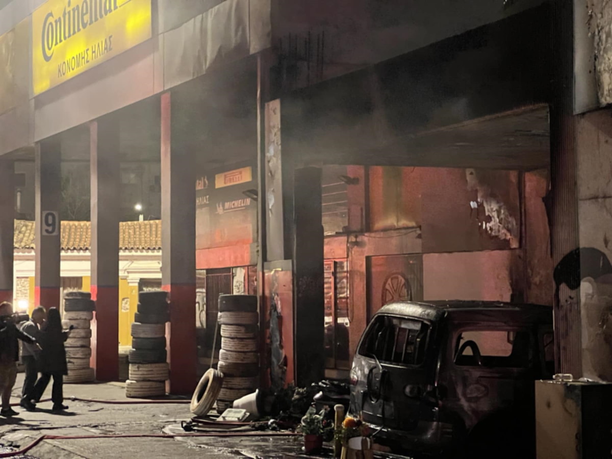 Φωτιά σε αποθήκη με ελαστικά στο Μεταξουργείο – Στάχτη ένα συνεργείο και τρία αυτοκίνητα