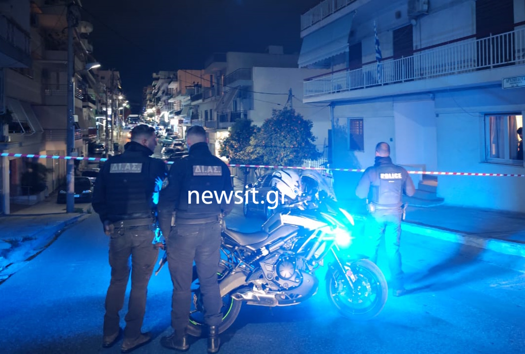 «Έφοδος» της αστυνομίας στο σπίτι μεθυσμένου άνδρα στην Ηλιούπολη - Βρέθηκε η καραμπίνα με την οποία απειλούσε τη σύζυγό του