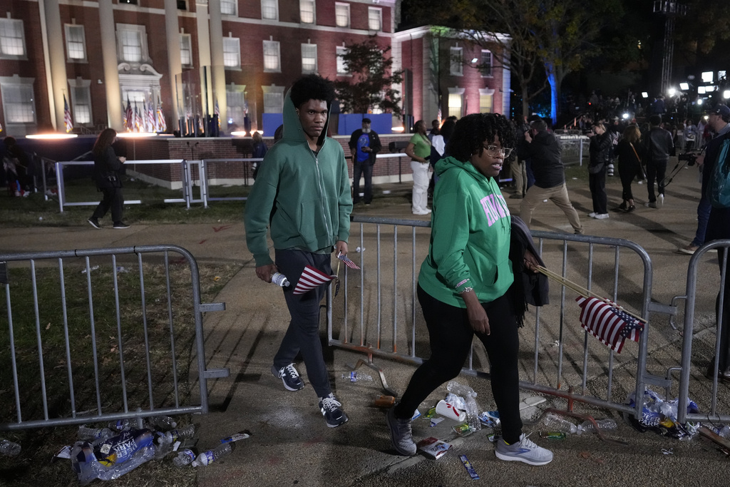 Με σκυμμένα κεφάλια υποδέχτηκαν τη νίκη του Τραμπ οι υποστηρικτές της Χάρις – «Σιώπησε» το επιτελείο της