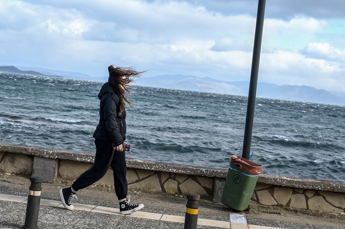 Χαλάει ο καιρός: Ψυχρή εισβολή φέρνει τσουχτερό ψύχος, καταιγίδες και χιόνια το Σαββατοκύριακο