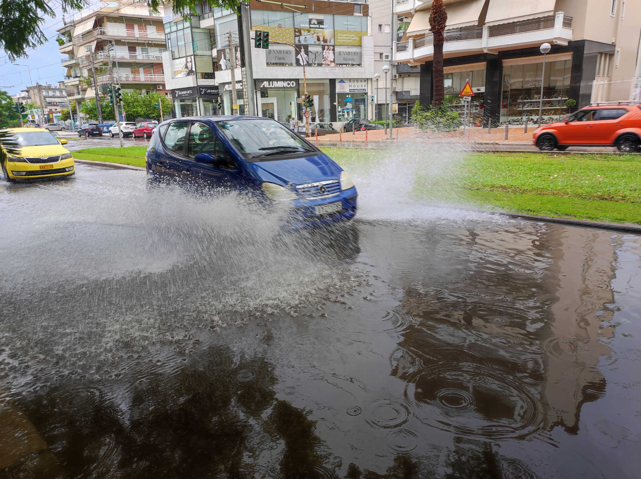 Χειμωνιάτικο σκηνικό με καταιγίδες και χιόνια – Προειδοποίηση για έντονα φαινόμενα και στην Αττική από το απόγευμα