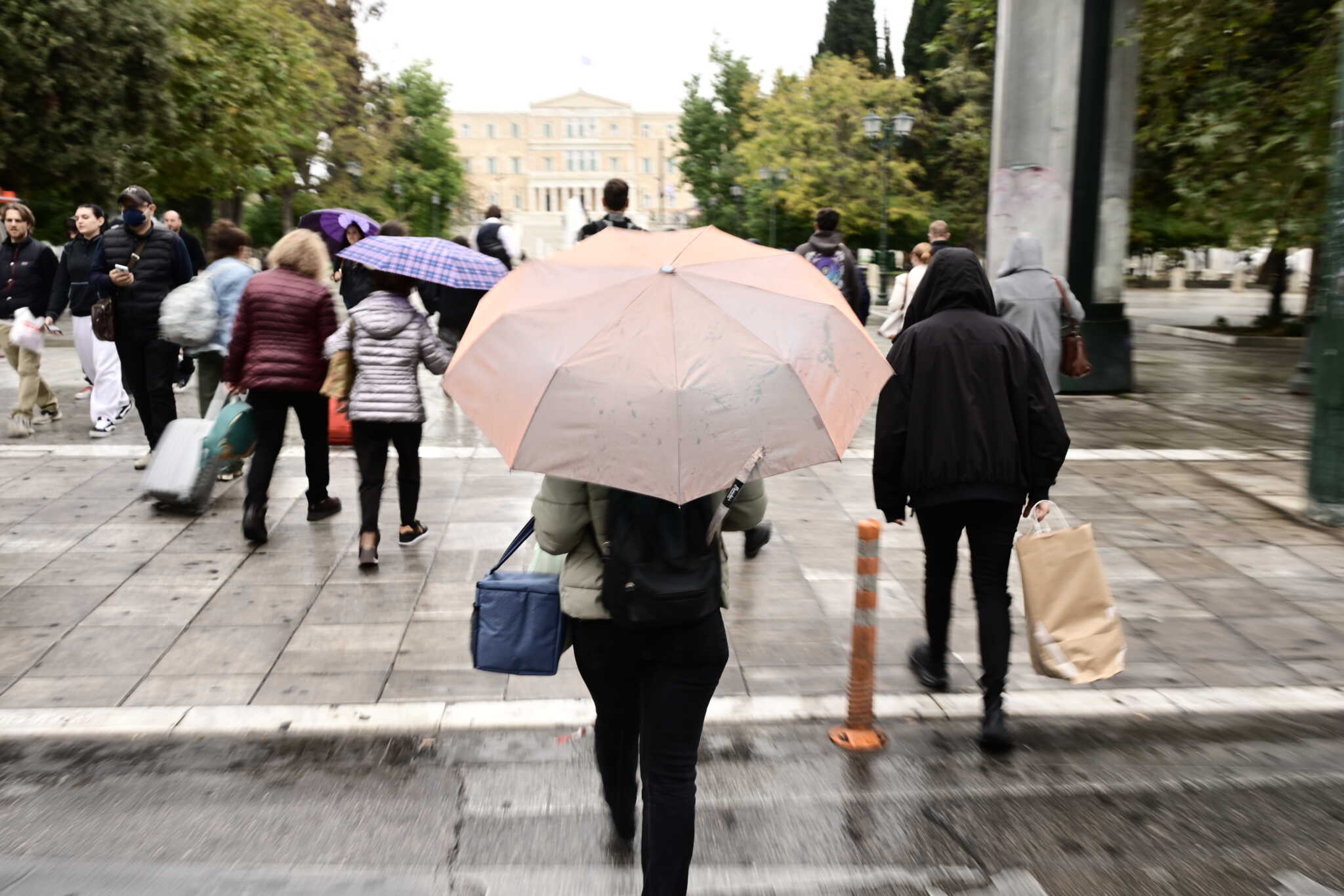 Ελαφραίνει το τσουχτερό κρύο, ανεβαίνει από αύριο η θερμοκρασία – 22 βαθμοί Κελσίου και βροχές το Σαββατοκύριακο