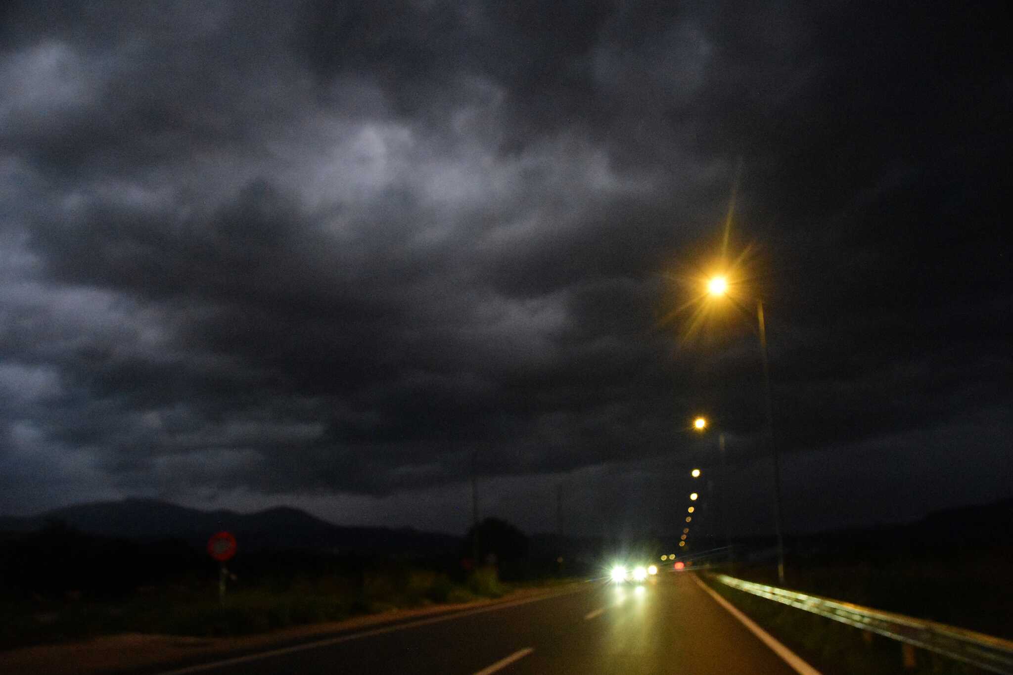 Με βροχή και δυνατό αέρα «μαστιγώνει» τη χώρα o «Alexandros» – Χιόνια σε Φλώρινα και Κοζάνη, 9 μποφόρ στο Βόρειο Αιγαίο