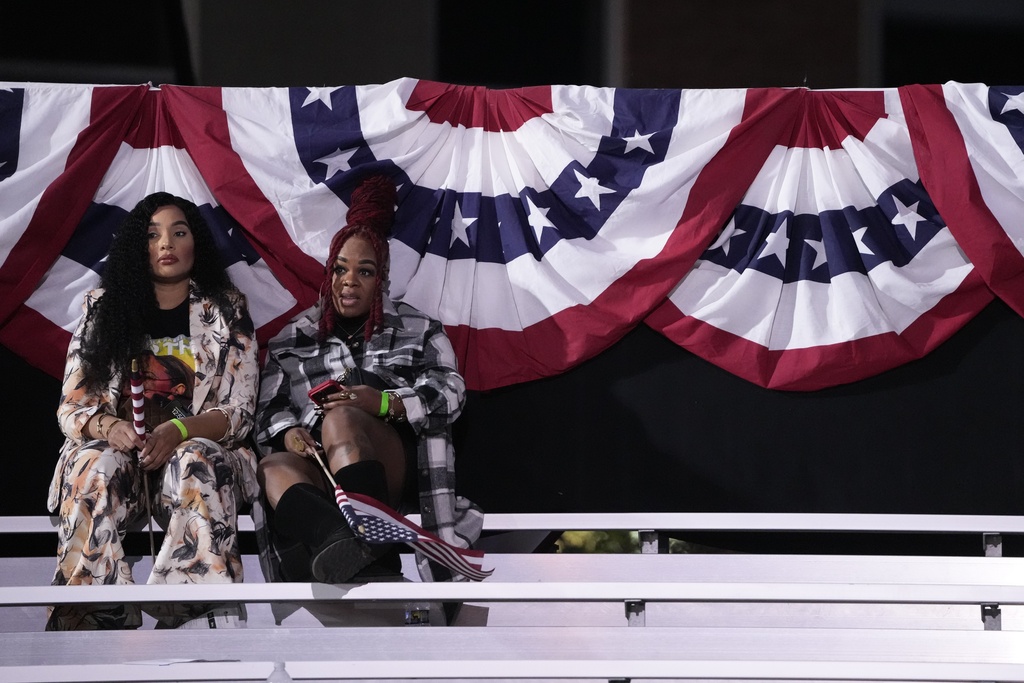 Με σκυμμένα κεφάλια υποδέχτηκαν τη νίκη του Τραμπ οι υποστηρικτές της Χάρις – «Σιώπησε» το επιτελείο της