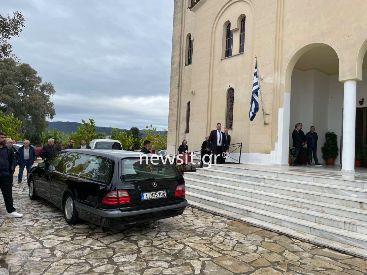 Θρήνος στην κηδεία της 43χρονης Δώρας στο Δοκίμι Αγρινίου – Οργή για το δράστη της δολοφονίας