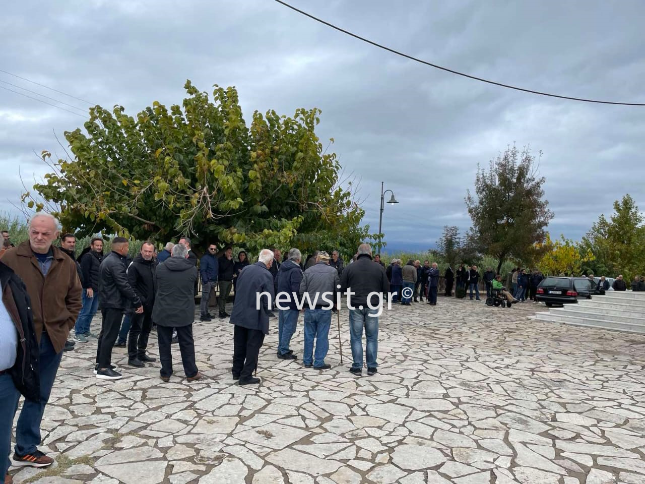 Θρήνος στην κηδεία της 43χρονης Δώρας στο Δοκίμι Αγρινίου - Οργή για το δράστη της δολοφονίας 10 Θρήνος στην κηδεία της 43χρονης Δώρας στο Δοκίμι Αγρινίου - Οργή για το δράστη της δολοφονίας