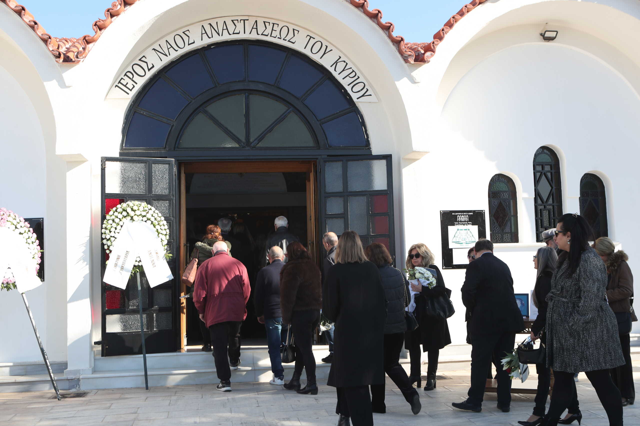 Οικογένεια και φίλοι είπαν αντίο στη Βέφα Αλεξιάδου στο κοιμητήριο της Θέρμης στη Θεσσαλονίκη - Απόντες διάσημοι συνεργάτες της