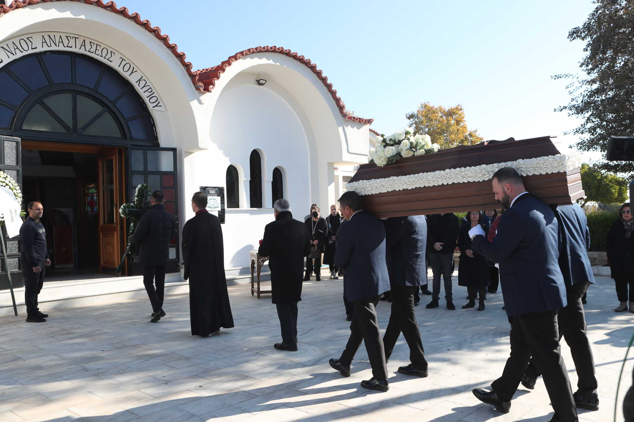 Οικογένεια και φίλοι είπαν αντίο στη Βέφα Αλεξιάδου στο κοιμητήριο της Θέρμης στη Θεσσαλονίκη – Απόντες διάσημοι συνεργάτες της