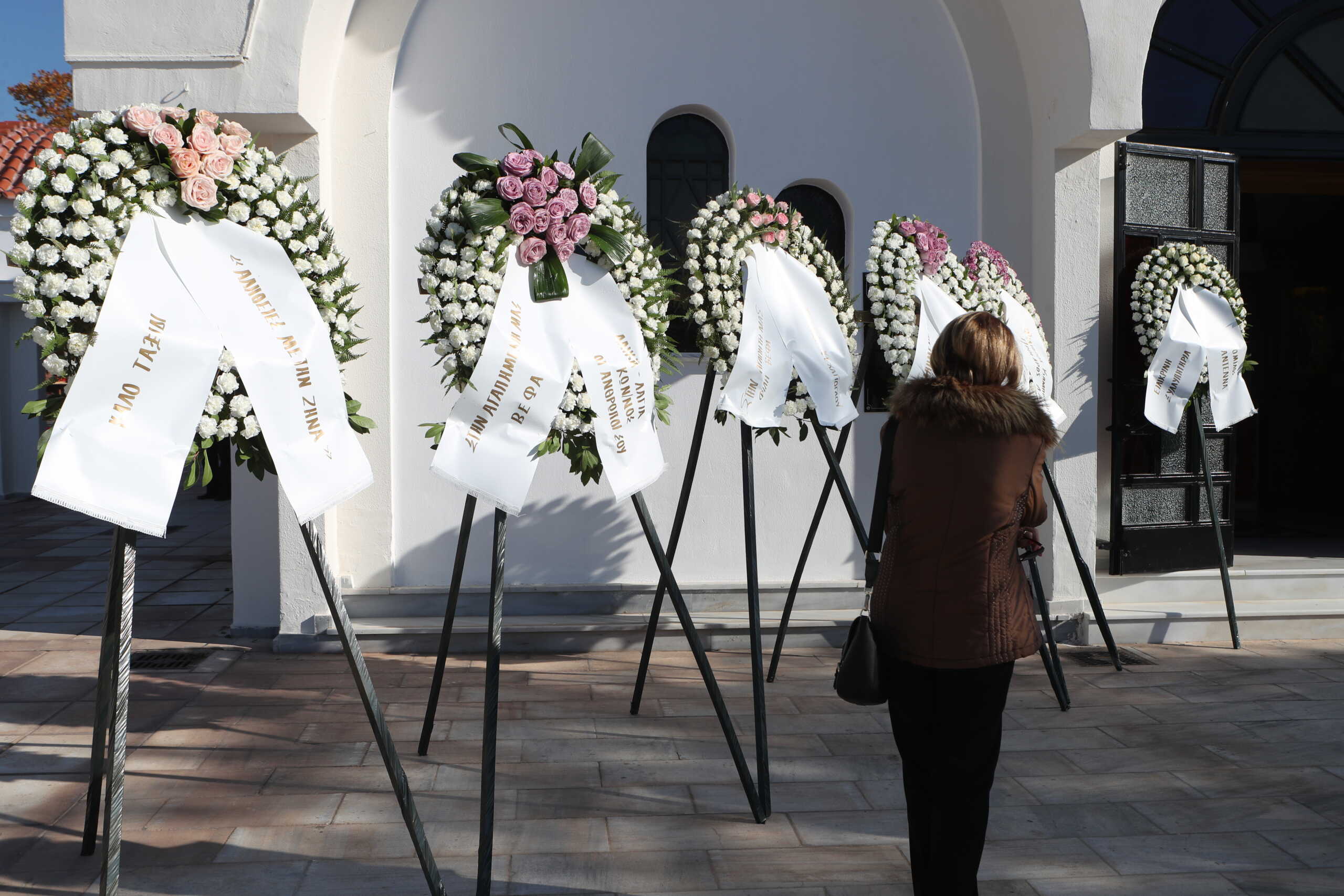 Οικογένεια και φίλοι είπαν αντίο στη Βέφα Αλεξιάδου στο κοιμητήριο της Θέρμης στη Θεσσαλονίκη - Απόντες διάσημοι συνεργάτες της
