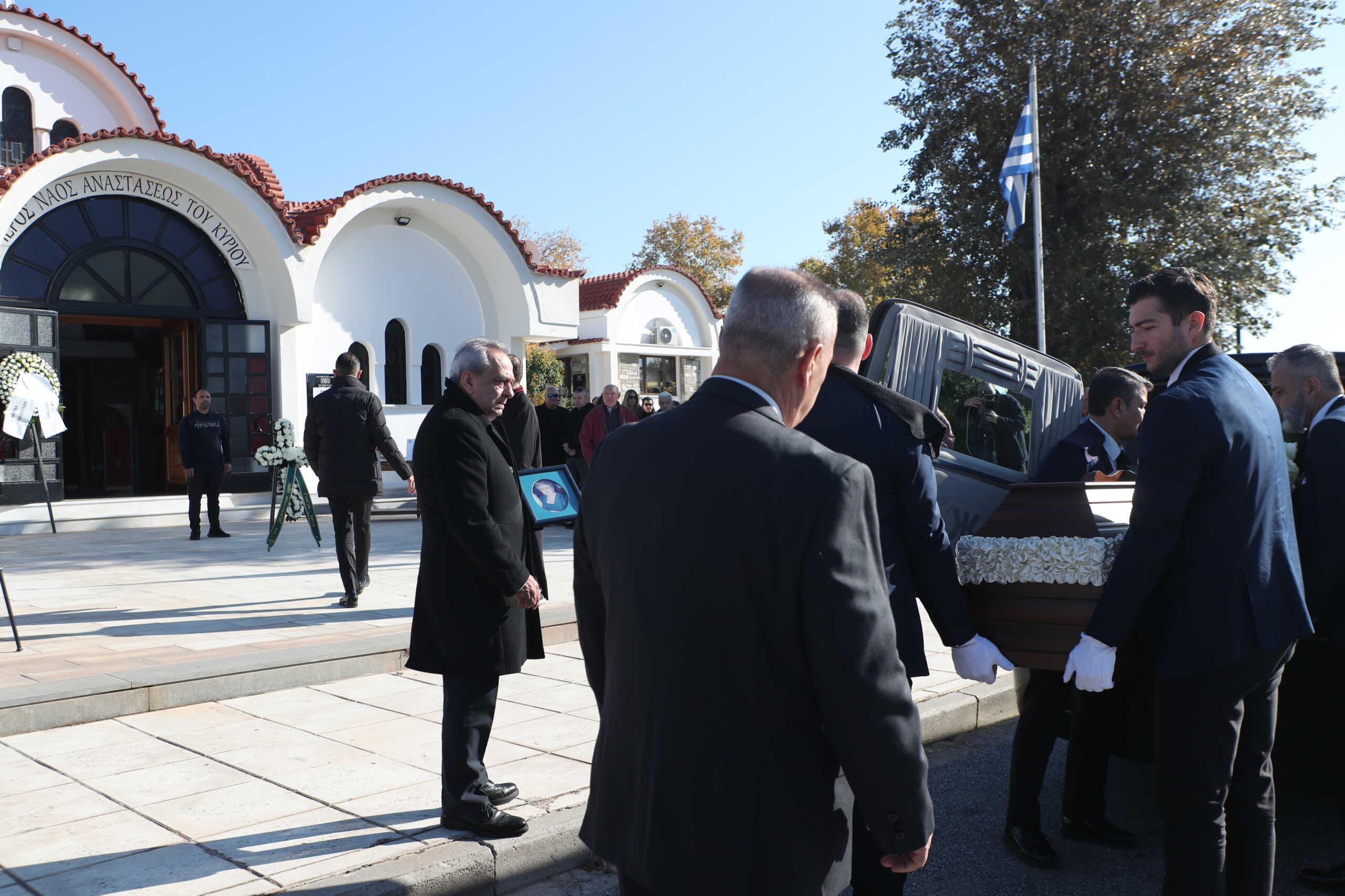 Οικογένεια και φίλοι είπαν αντίο στη Βέφα Αλεξιάδου στο κοιμητήριο της Θέρμης στη Θεσσαλονίκη - Απόντες διάσημοι συνεργάτες της