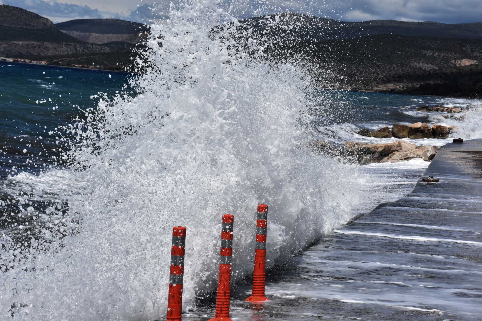Δεν πραγματοποιήθηκαν δρομολόγια πλοίων προς το Αιγαίο εξαιτίας έντονων ανέμων – Σε ποια λιμάνια ισχύει απαγόρευση απόπλου