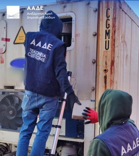 Οι μπανάνες σε κοντέινερ στο λιμάνι του Πειραιά έκρυβαν κοκαΐνη αξίας 2,3 εκατ. ευρώ 8 Οι μπανάνες σε κοντέινερ στο λιμάνι του Πειραιά έκρυβαν κοκαΐνη αξίας 2,3 εκατ. ευρώ