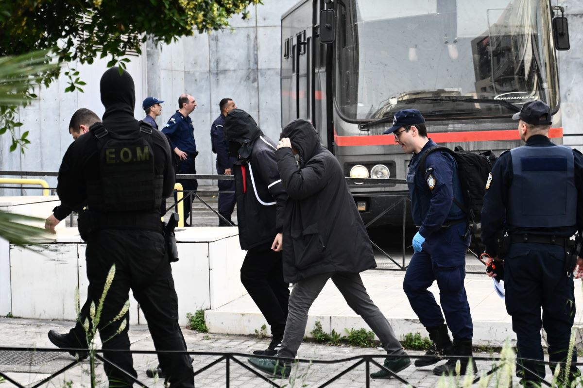 “Την ενοχή των 14 από τους 17 κατηγορούμενους πρότεινε η εισαγγελέας στην υπόθεση της 12χρονης στον Κολωνό.”