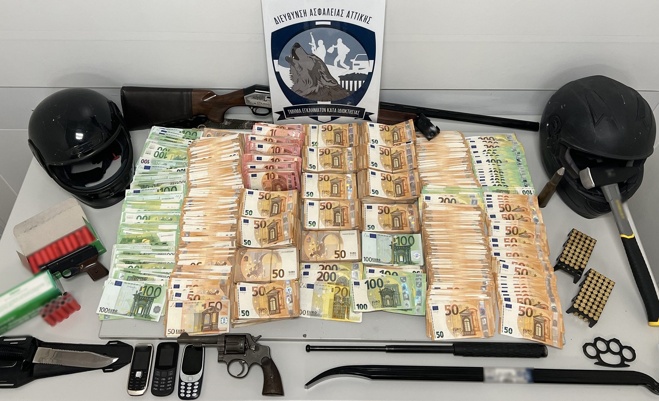 Τα επιδόματα πρόνοιας «παγίδευσαν» τους έξι ληστές της χρηματαποστολής στο Λαύριο – Όπλα και 211.000 ευρώ εντοπίστηκαν στα σπίτια τους