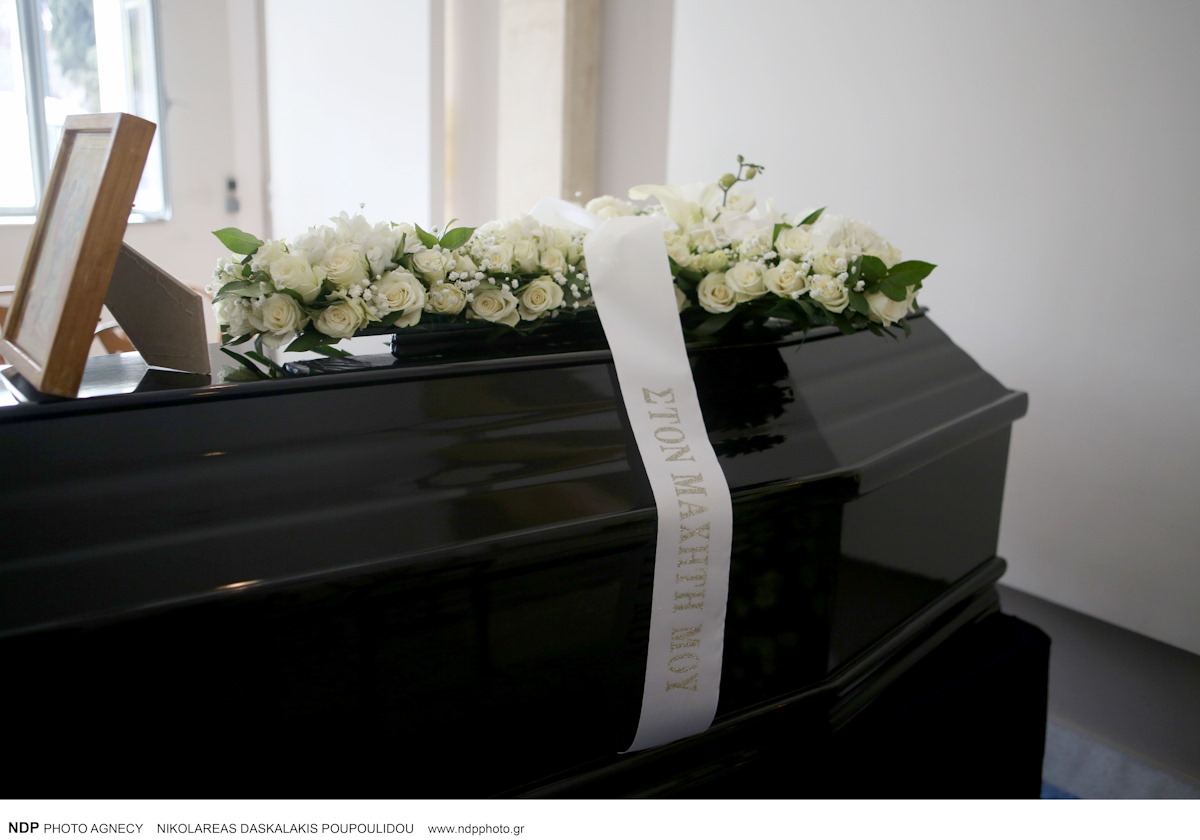 Το ύστατο «αντίο» στον Αντώνη Λυμπέρη – Συντετριμμένη η σύζυγός του, Έλενα Μακρή στην τελετή αποχαιρετισμού του