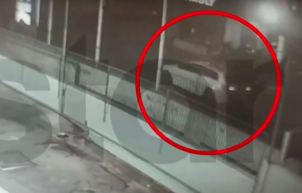 Η διάρρηξη στο κατάστημα επίπλων στη Μεταμόρφωση καρέ καρέ – Η στιγμή που οι κλέφτες αποχωρούν με το χρηματοκιβώτιο