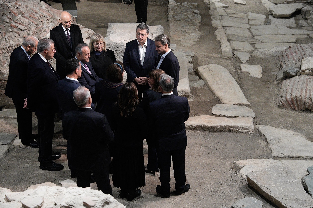 Σακελλαροπούλου και Μητσοτάκης επισκέφθηκαν τον σταθμό Βενιζέλου - Θαυμασμός για τα αρχαιολογικά ευρήματα 8 Σακελλαροπούλου και Μητσοτάκης επισκέφθηκαν τον σταθμό Βενιζέλου - Θαυμασμός για τα αρχαιολογικά ευρήματα