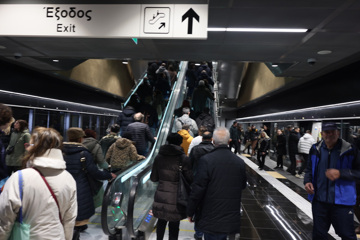 Η Θεσσαλονίκη αποκτά Μετρό: H ιστορική στιγμή που αναχωρεί ο πρώτος συρμός – Γεμάτα κόσμο τα βαγόνια, δείτε φωτογραφίες