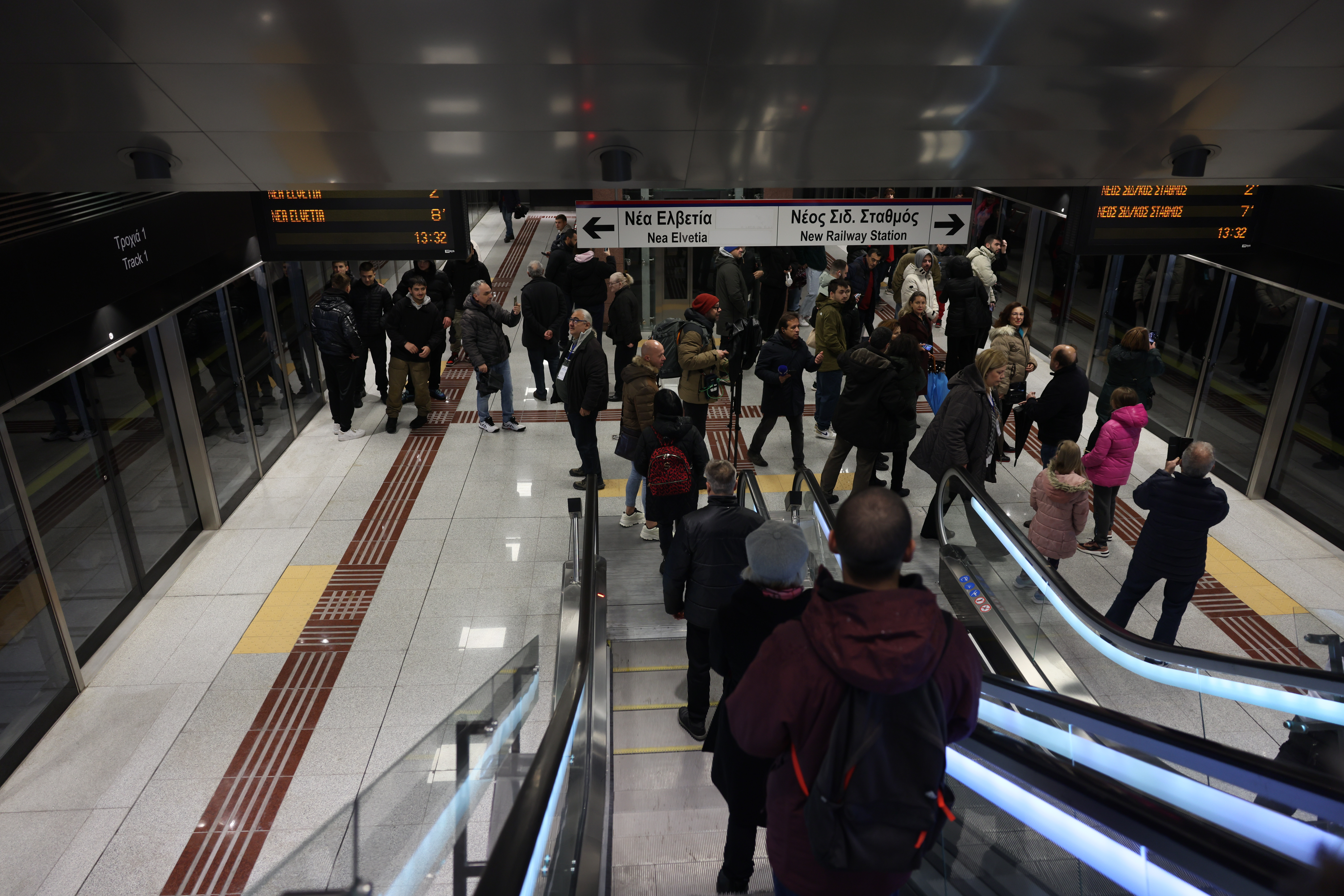 Η Θεσσαλονίκη αποκτά Μετρό: H ιστορική στιγμή που αναχωρεί ο πρώτος συρμός – Γεμάτα κόσμο τα βαγόνια, δείτε φωτογραφίες