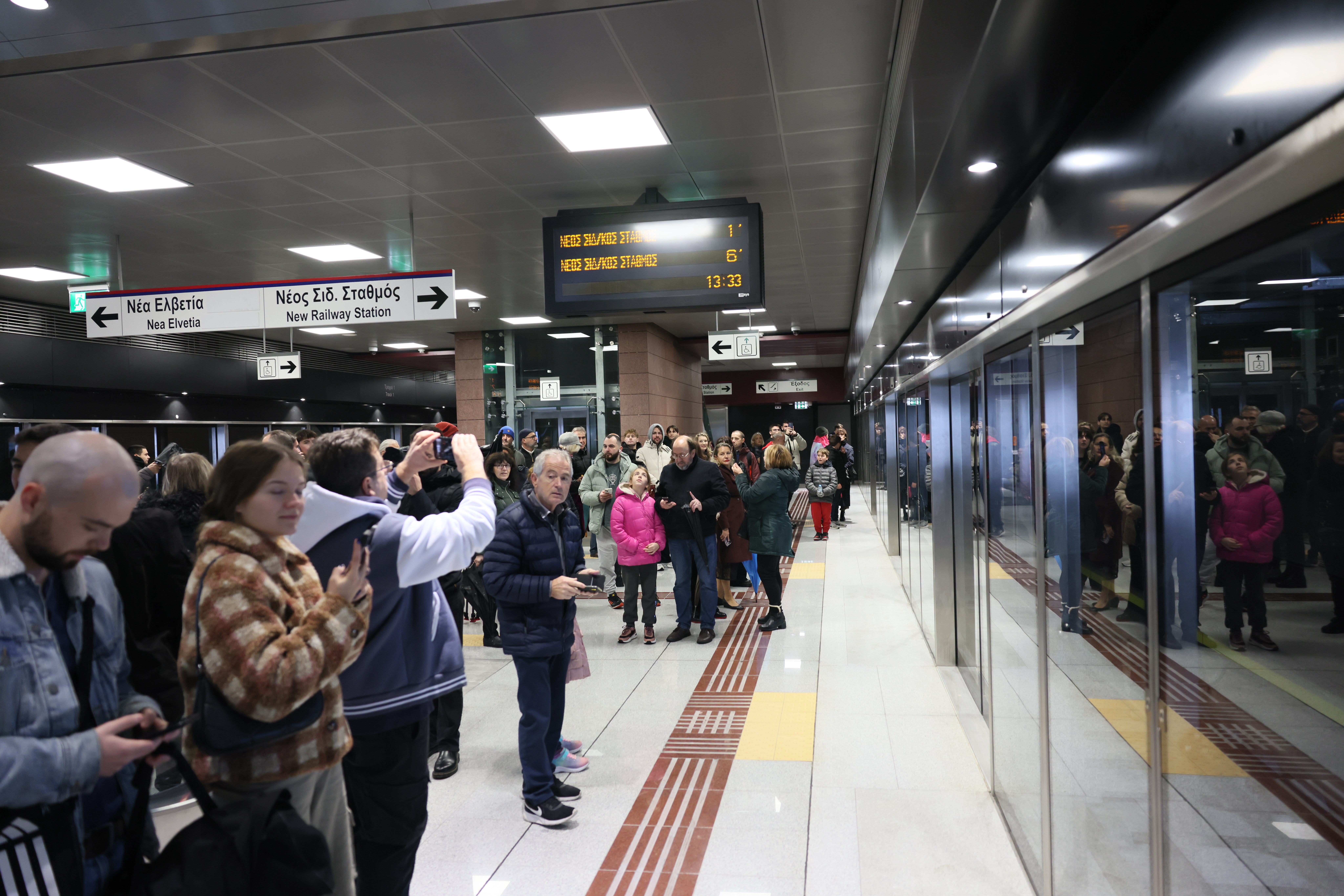 Η Θεσσαλονίκη αποκτά Μετρό: H ιστορική στιγμή που αναχωρεί ο πρώτος συρμός – Γεμάτα κόσμο τα βαγόνια, δείτε φωτογραφίες