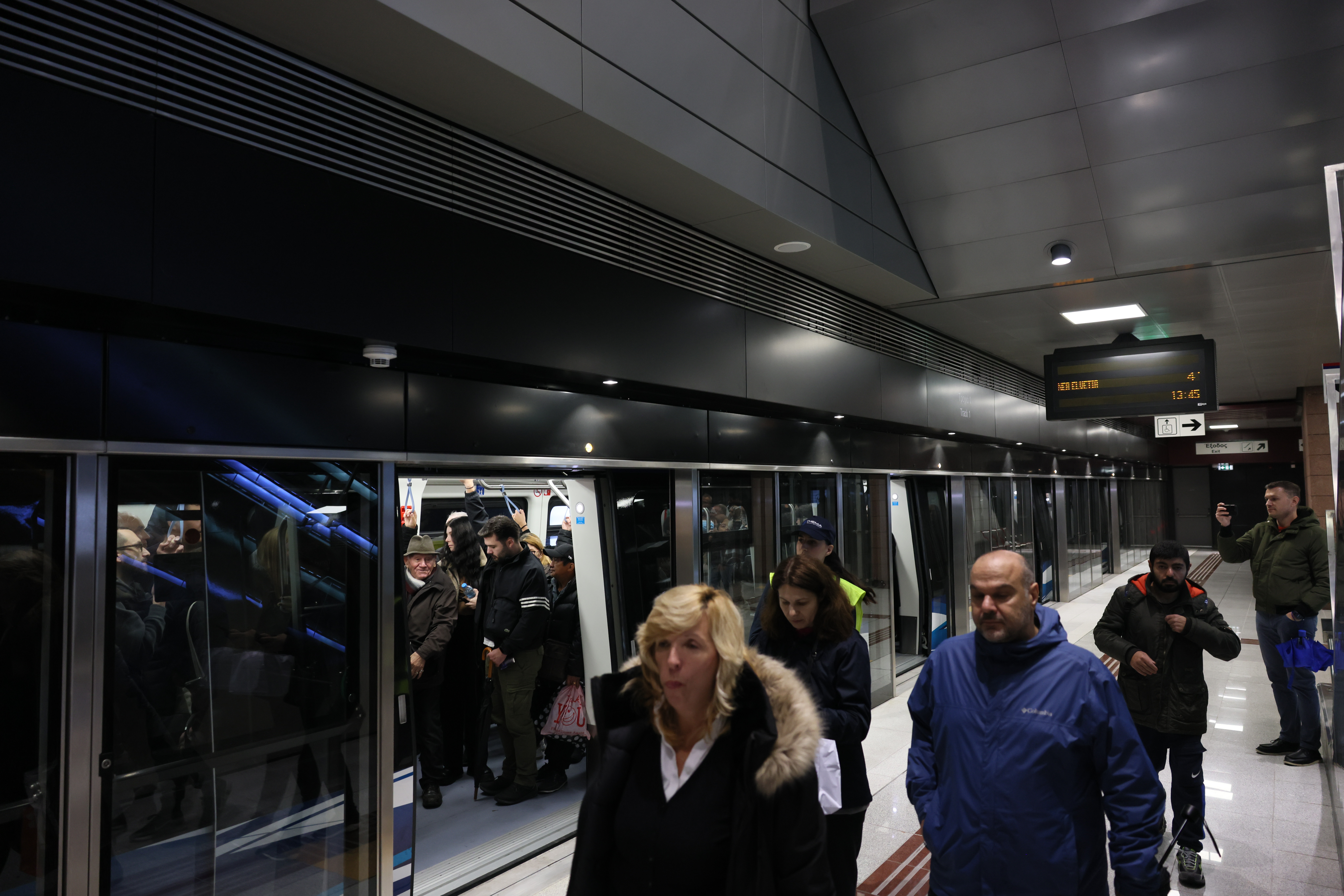 Η Θεσσαλονίκη αποκτά Μετρό: H ιστορική στιγμή που αναχωρεί ο πρώτος συρμός – Γεμάτα κόσμο τα βαγόνια, δείτε φωτογραφίες