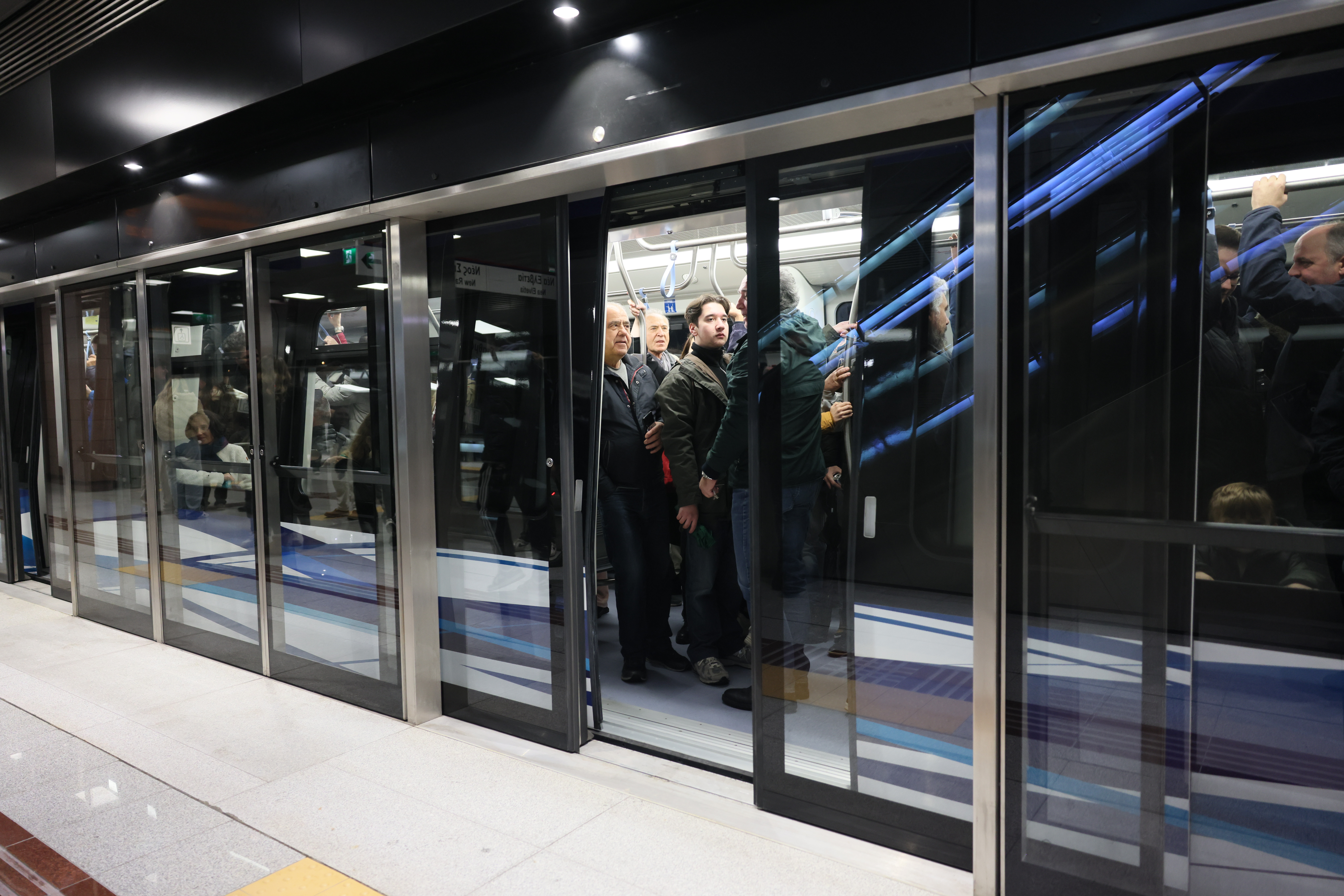 Η Θεσσαλονίκη αποκτά Μετρό: H ιστορική στιγμή που αναχωρεί ο πρώτος συρμός – Γεμάτα κόσμο τα βαγόνια, δείτε φωτογραφίες