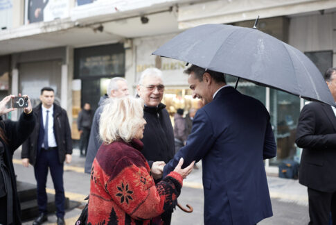 Η περιήγηση του Κ. Μητσοτάκη στην περιοχή του Μετρό – Τράβηξε selfie και συνομίλησε με εμπόρους 12 Η περιήγηση του Κ. Μητσοτάκη στην περιοχή του Μετρό – Τράβηξε selfie και συνομίλησε με εμπόρους